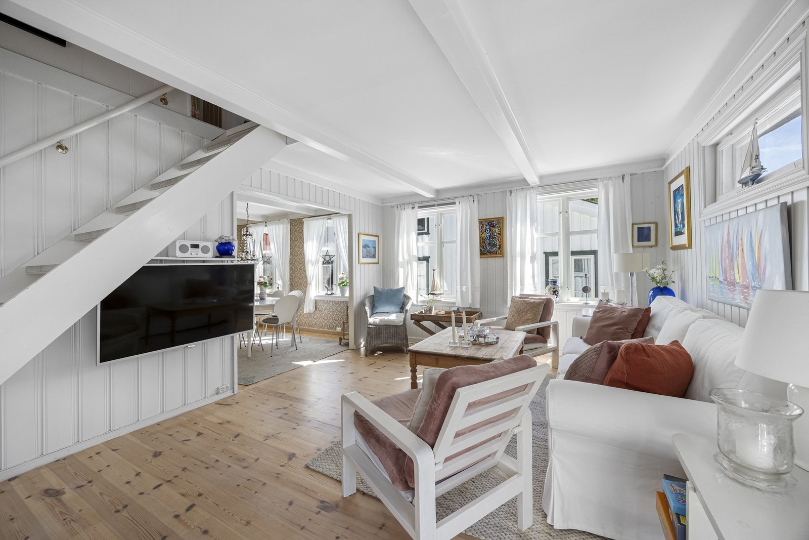 Stuen er romslig og har en åpen trapp som fører opp til loftsetasjen. Galleribilde