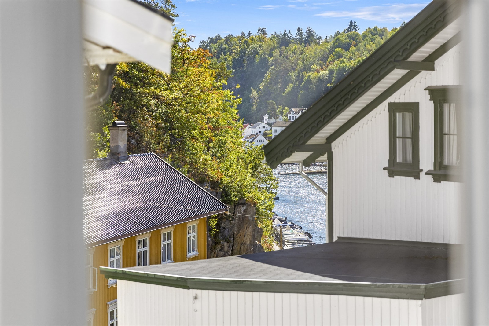 Fra eiendommen har man glimt av havnebassenget i Tvedestrand. Galleribilde