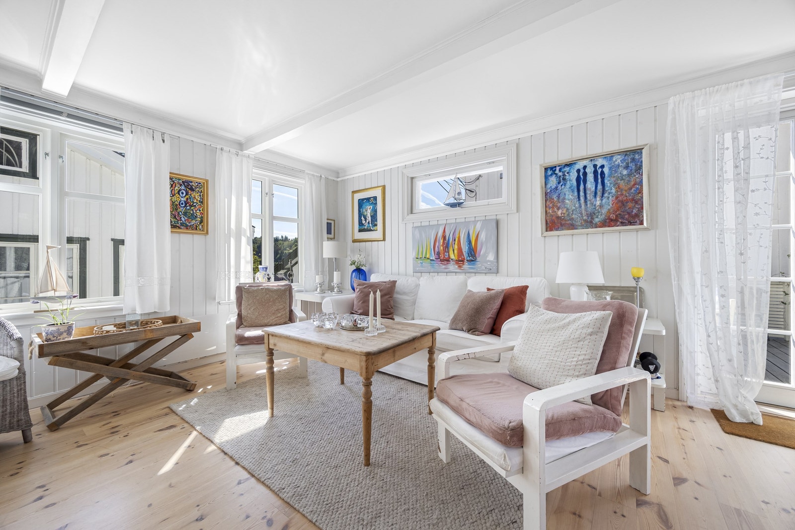 Stuen har utgang til treterrassen, noe som utvider oppholdsarealet i sesong. Galleribilde