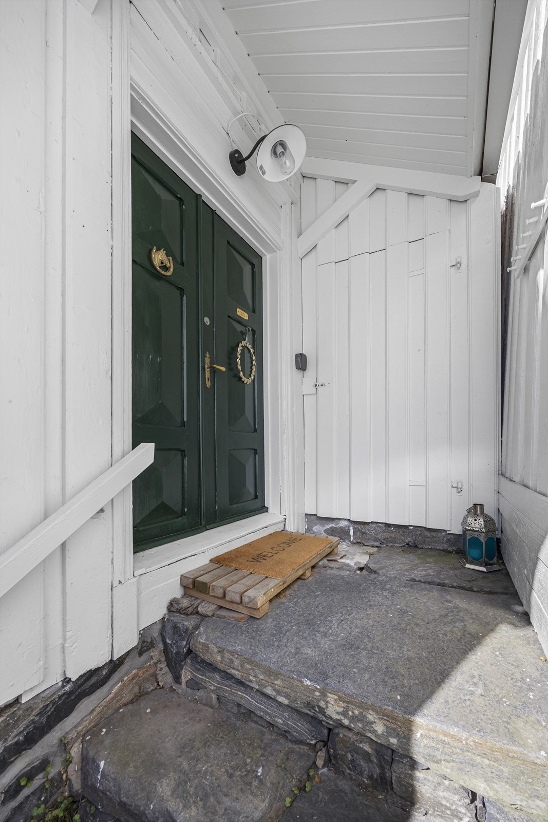 Flott dobbel entrédør med utskjæringer. Det er også en liten redskapsbod rett frem. Galleribilde