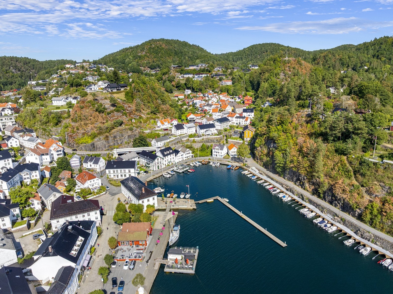 Tvedestrand er en sørlandsperle med en levende sentrumshavn, restauranter og nisjebutikker. Galleribilde