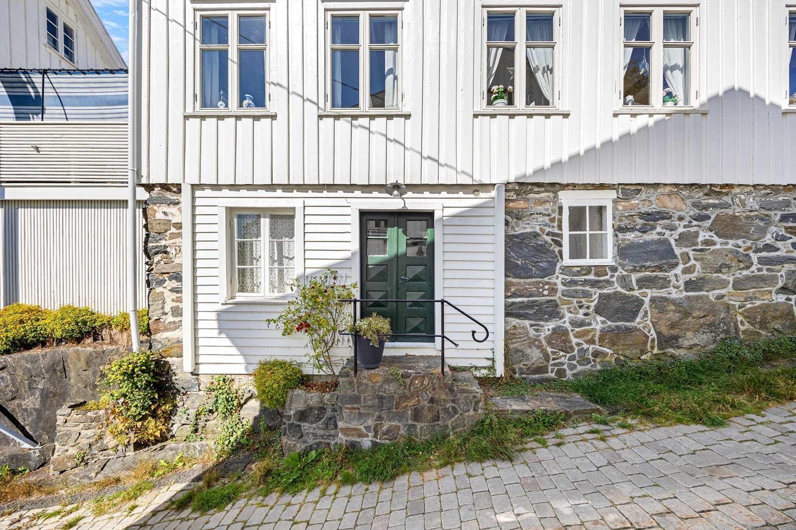 Enebolig fra ca. 1860 med laftet tømmerkonstruksjon og tradisjonell, stående tømmermannskledning. Galleribilde