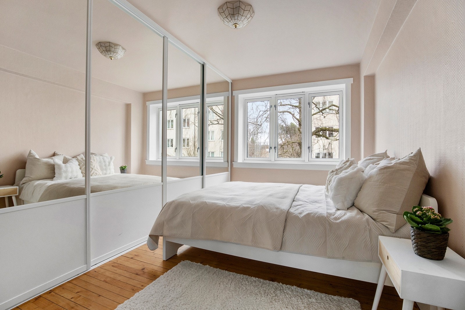 Soverom 1 med skyvedørsgarderobe med speilfronter Galleribilde