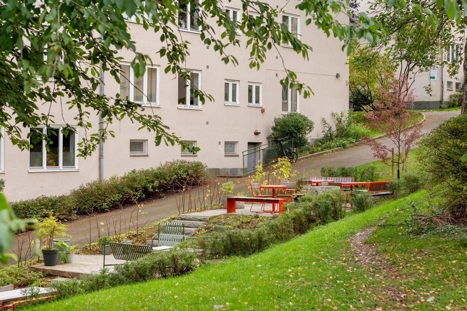 Borettslagets område med sittegruppe og bord. Galleribilde