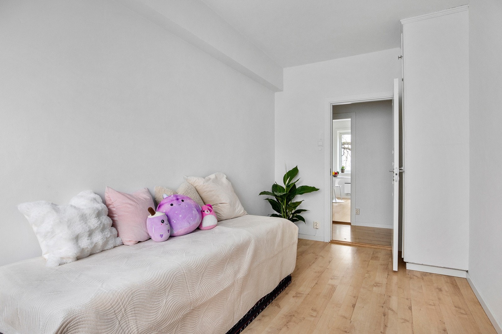 Soverom 2 med plassbygd garderobeskap Galleribilde