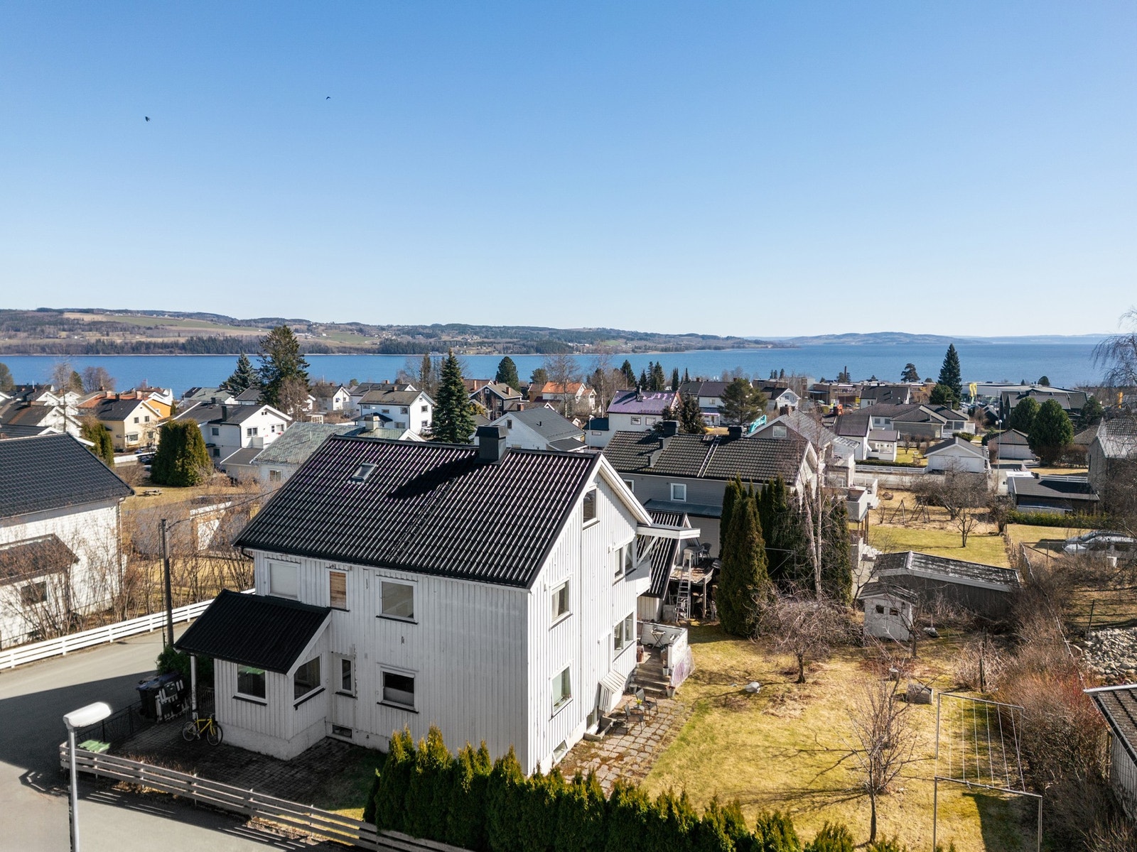 Velkommen til en romslig og innholdsrik tomannsbolig over 2,5 etasjer med kjeller. Galleribilde