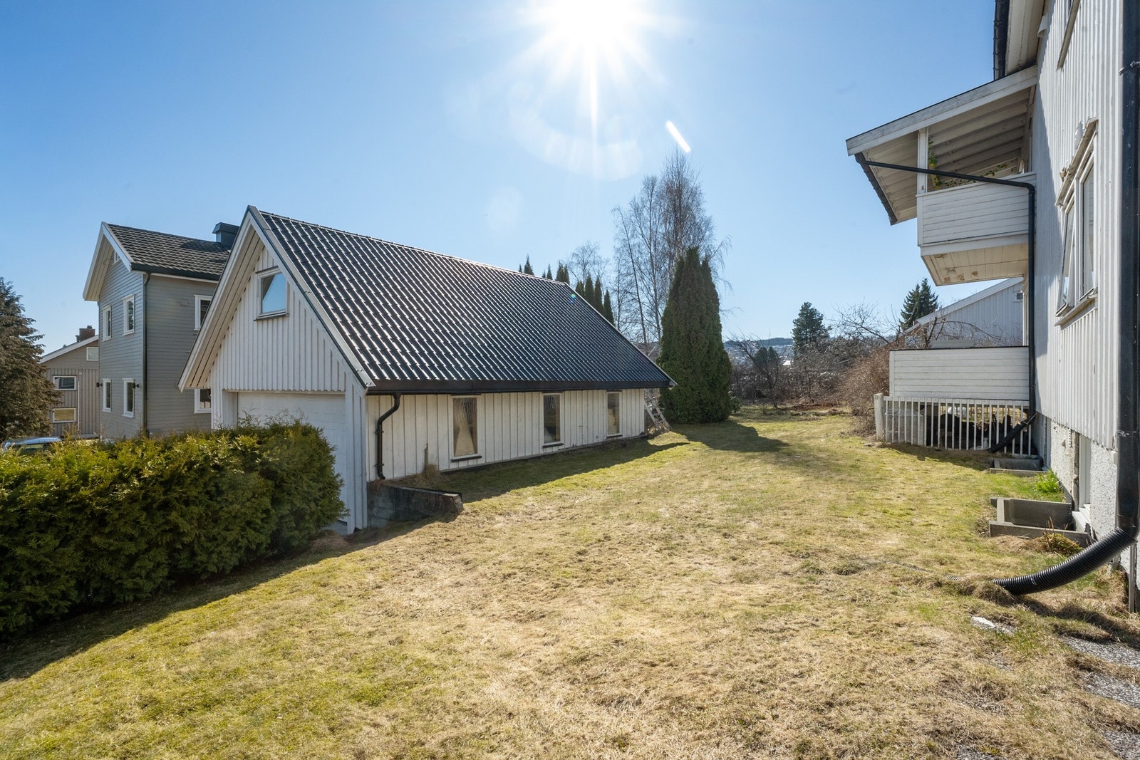 Fra eiendommen bruker du omtrent et kvarter til fots til sentrum, hvor du finner et variert utvalg av butikker, serveringssteder og servicetilbud. Galleribilde