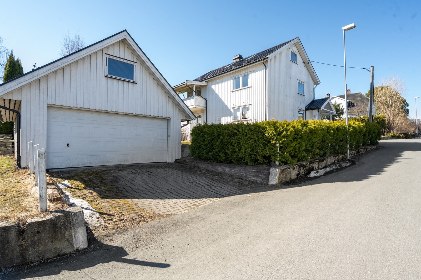 Boligen ligger i et rolig og etablert nabolag med romslige eiendommer og gode solforhold, samtidig som du har kort vei til det meste byen har å by på. Galleribilde