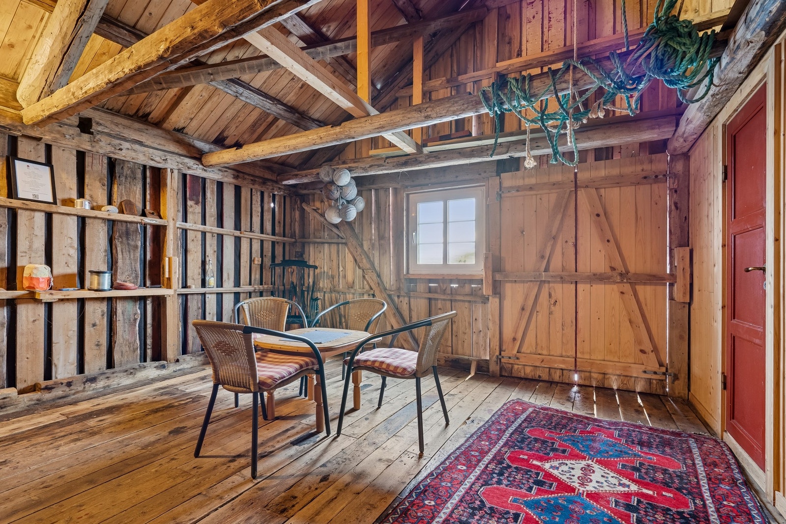 Enkelt innredet rom med flere bruksmuligheter. Galleribilde
