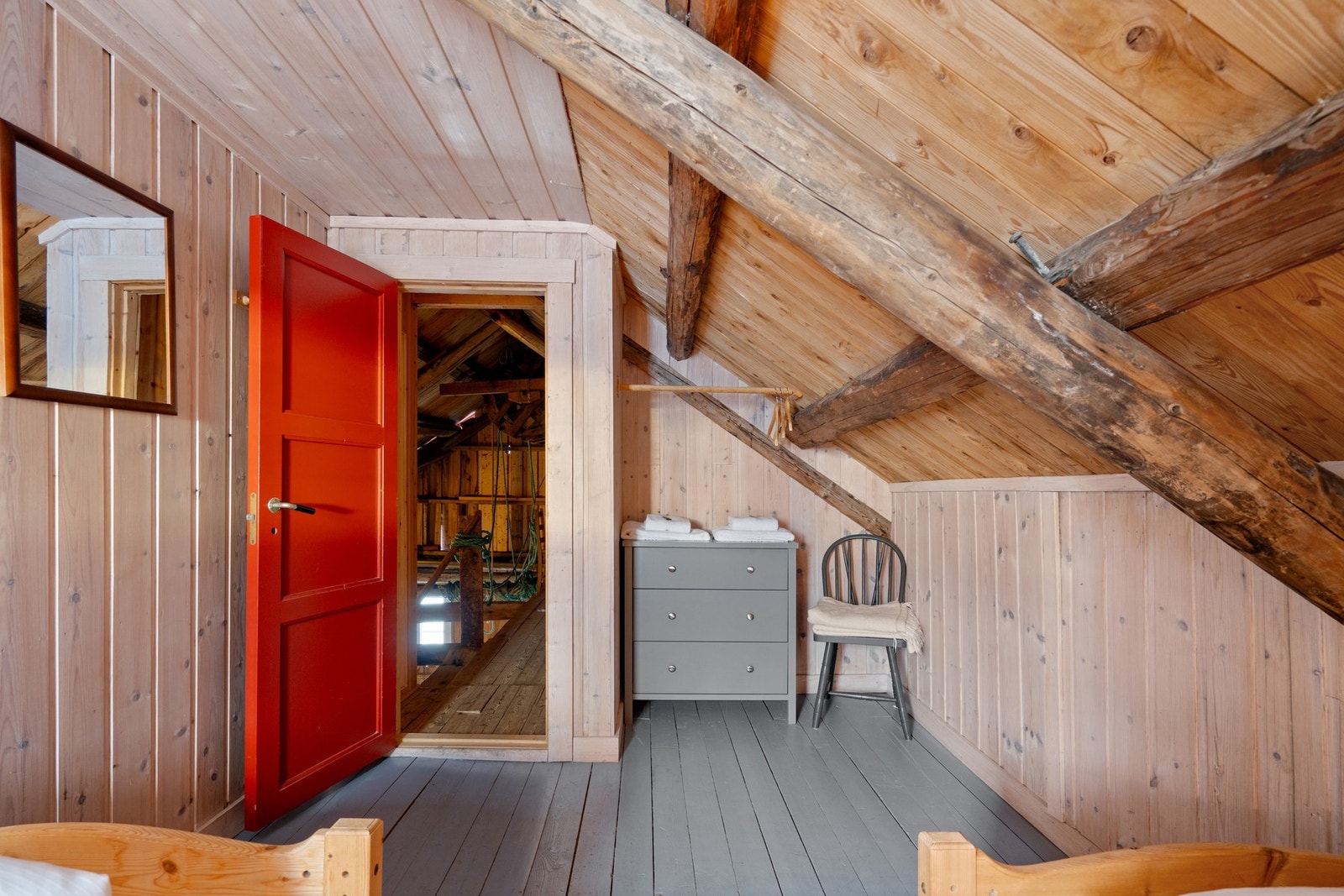 Skråtak og trepanel. Galleribilde
