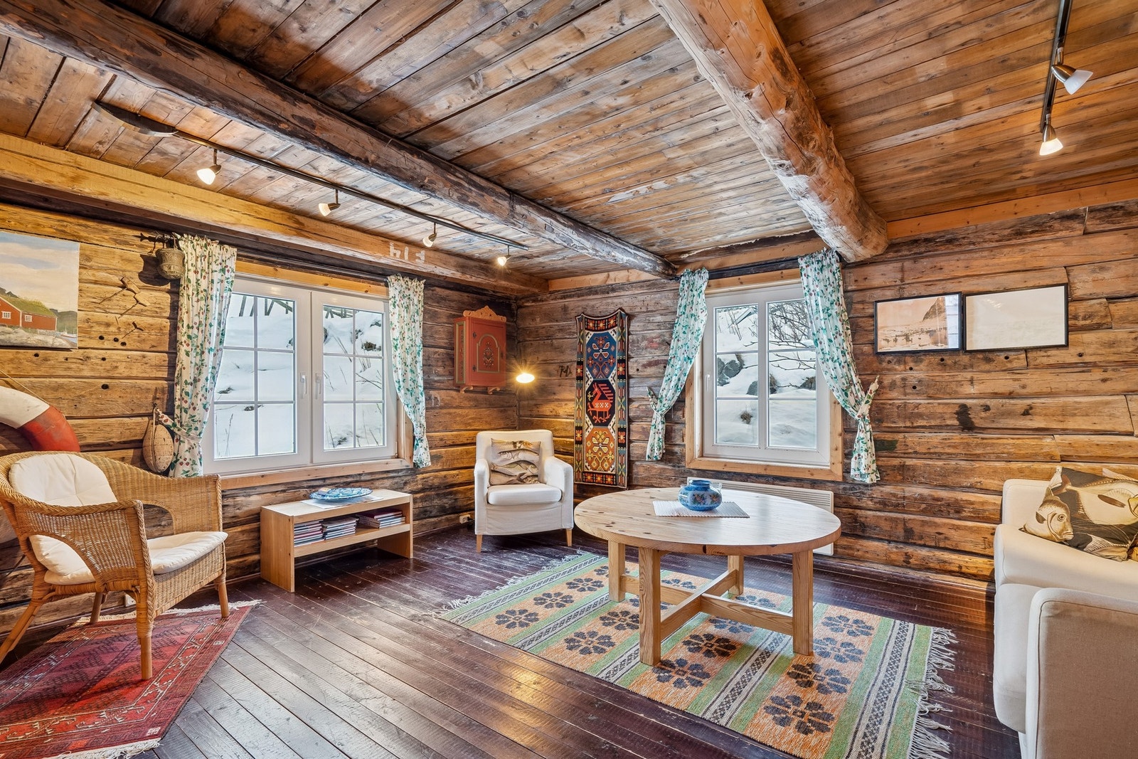 Romslig med plass til flere sittegrupper. Galleribilde