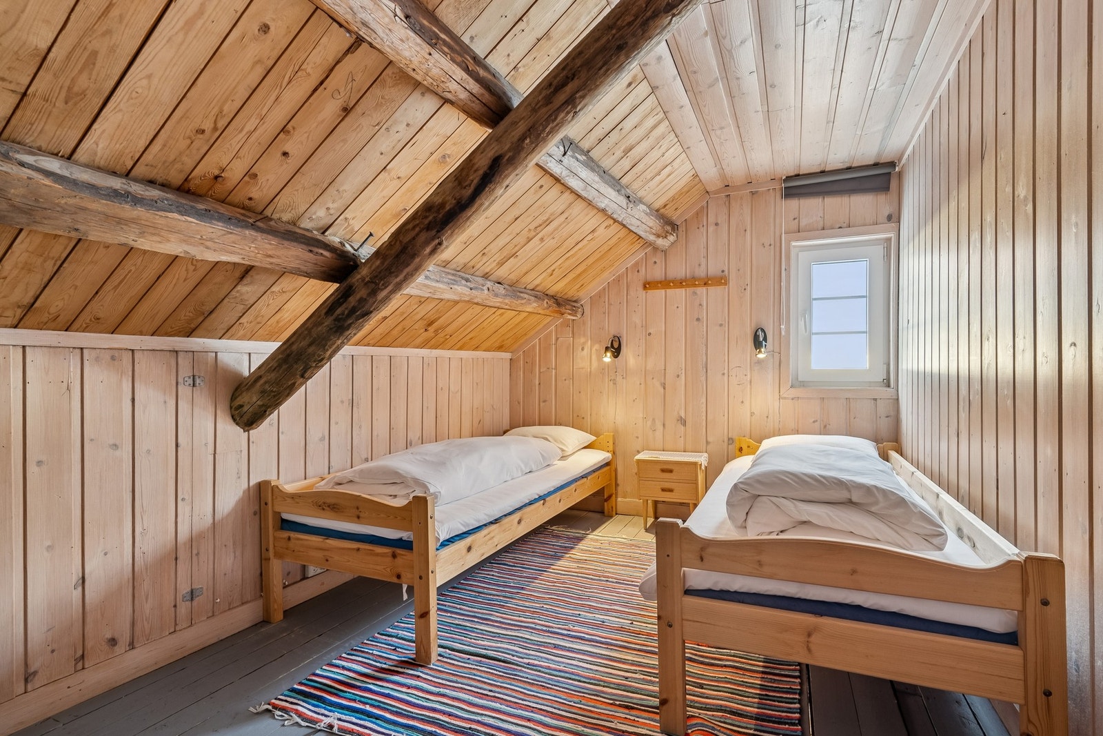 Enkelt innredet soverom. Galleribilde