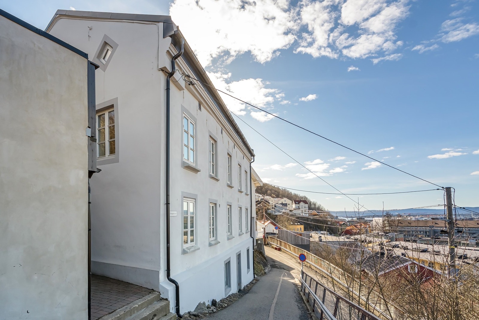 Bygget ligger i en rolig gate Galleribilde