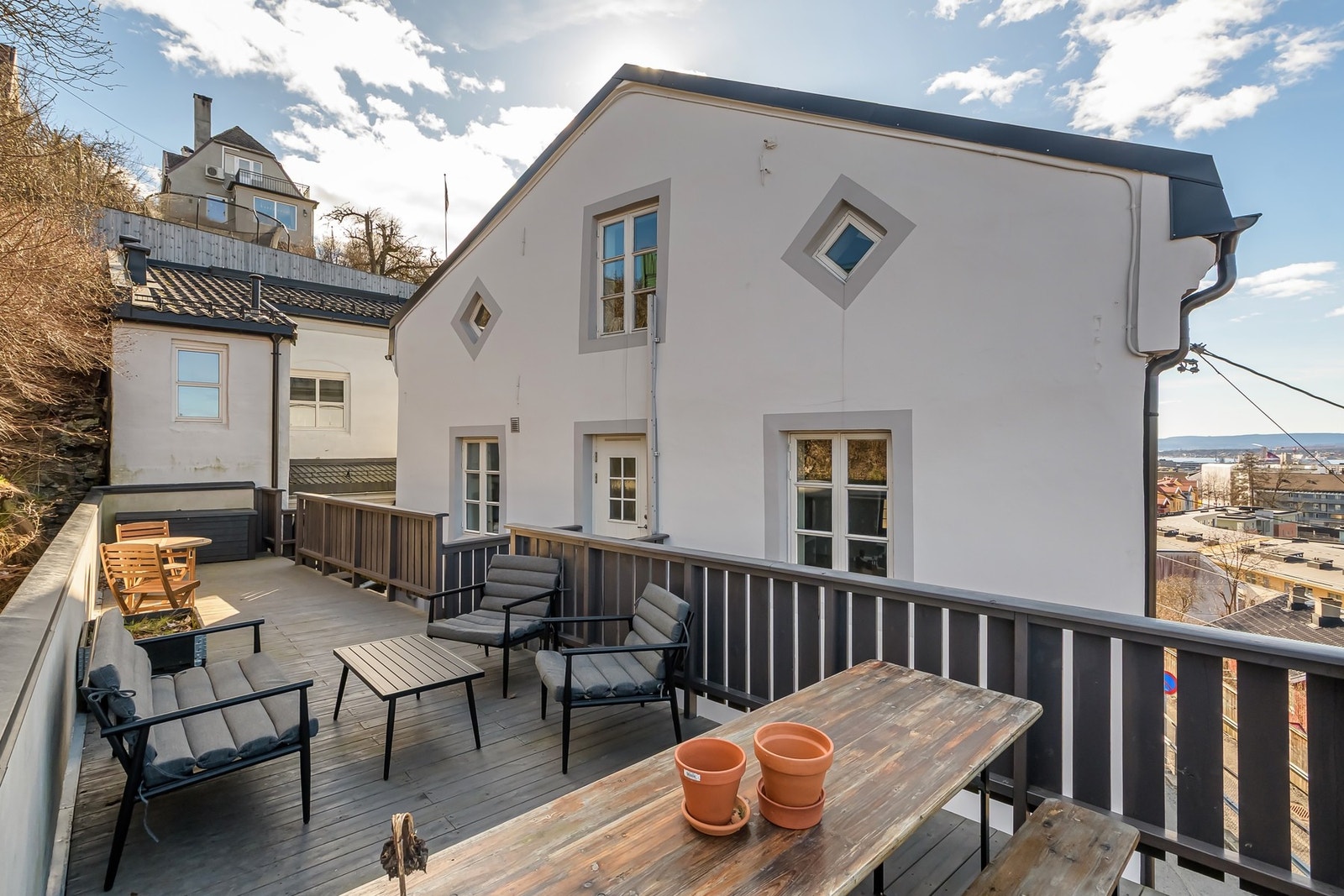 Fra kjøkkenet er det egen utgang til felles veranda Galleribilde