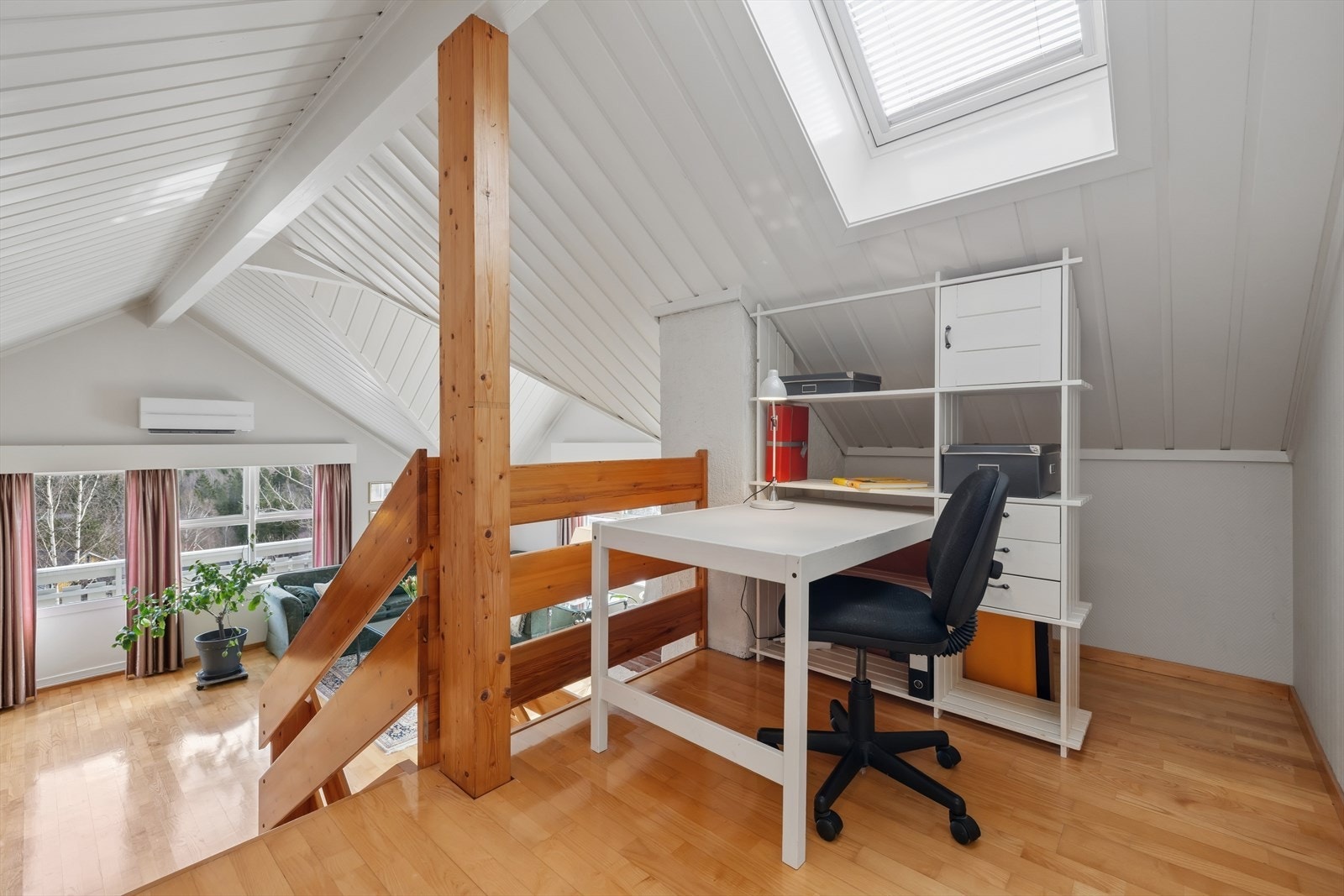 Fra stuen er det trapp opp til hemsen - en fleksibel sone, ideell for hjemmekontor eller en fin lesekrok. Galleribilde