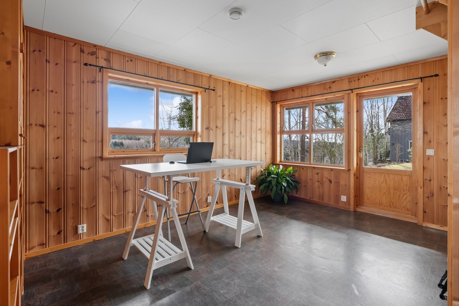 En kjellerstue er perfekt med barn eller ungdommer i hus. Herfra er det også utgang til hagen. Galleribilde