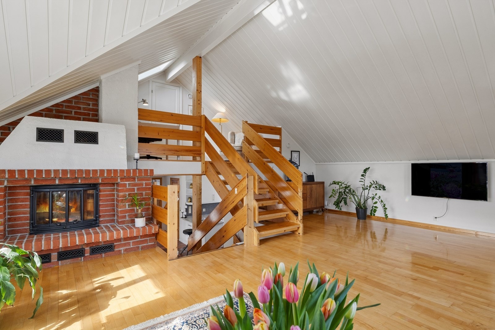 En plassbygd lukket peis sørger for god varme og hygge på kalde dager. Galleribilde
