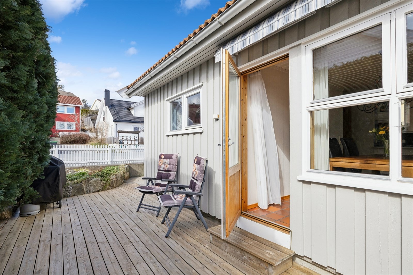 Fra spisestuen er det direkte utgang til en usjenert treplatting på ca. 22 m² med god plass til hagemøbler og grill. Galleribilde