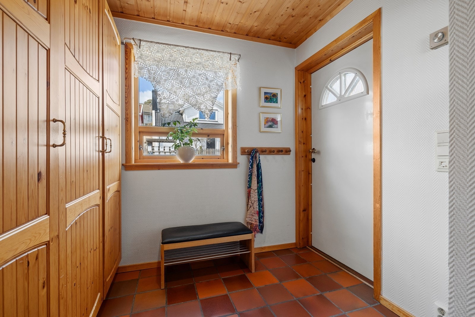 Her ønskes du velkommen inn i entré med plass til å henge fra seg ytterklær i garderobeskap. Galleribilde