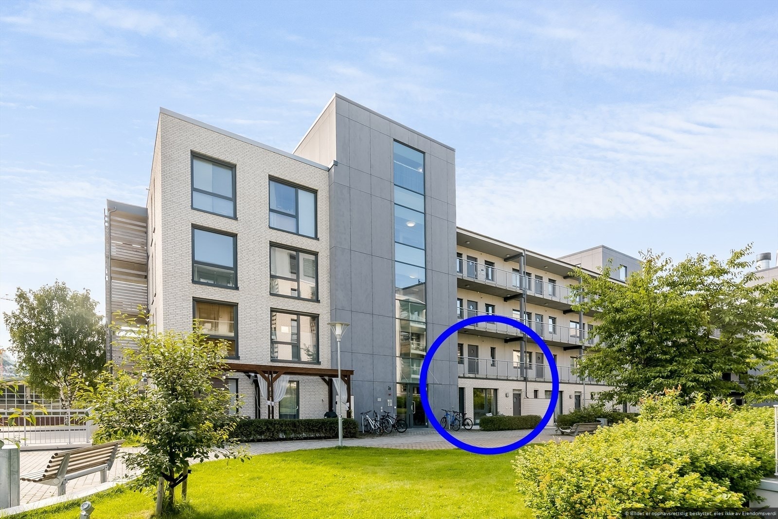Leiligheten går over 2 etasjer og er ringet rundt. Galleribilde