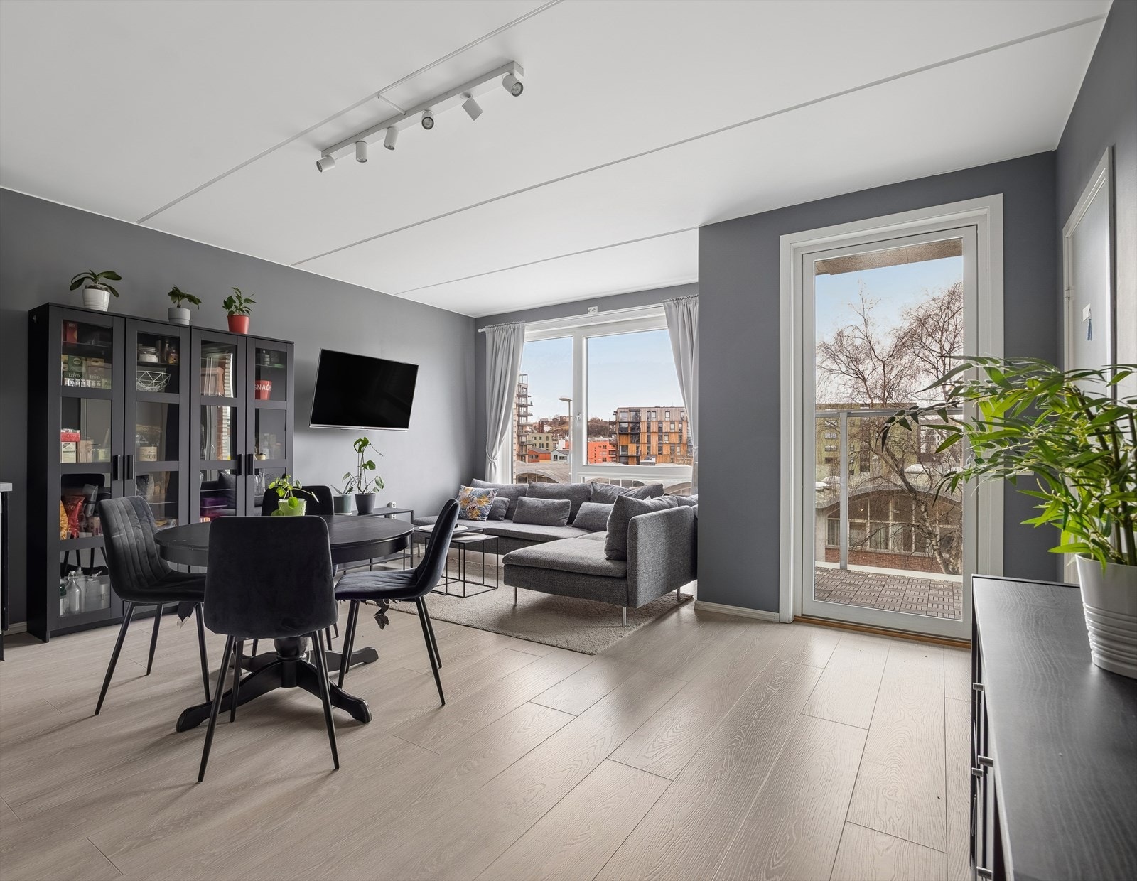 Stue og kjøkken i hoveddel er på ca 28m² og har god plass til møblement. Galleribilde