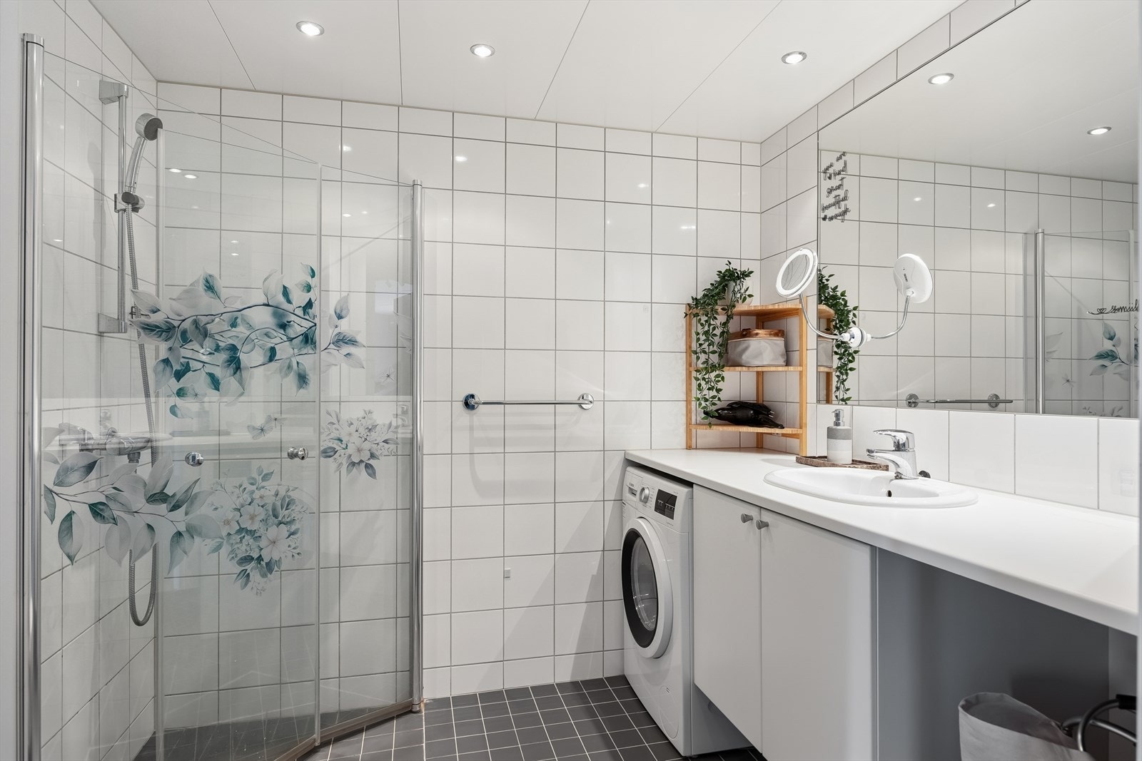 Baderomsinnredning med stor benk og mye rom under. Galleribilde