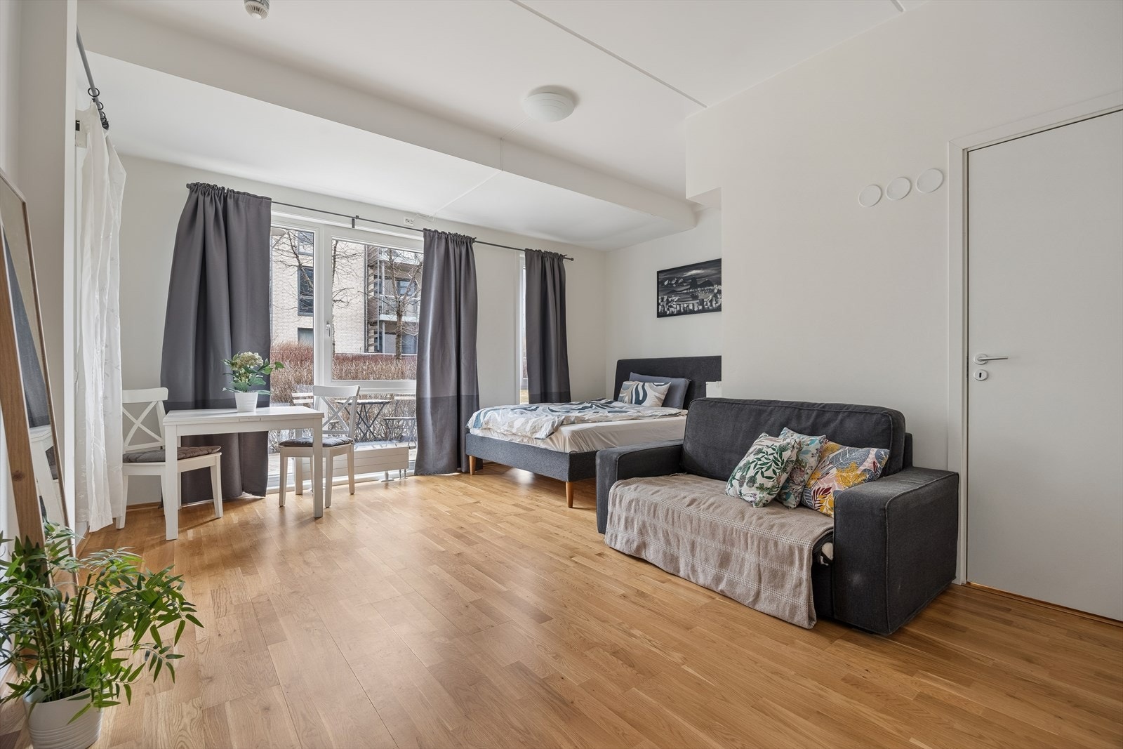 1. etasje består blant annet av en godkjent utleiedel med egen inngang og alle fasiliteter. Galleribilde