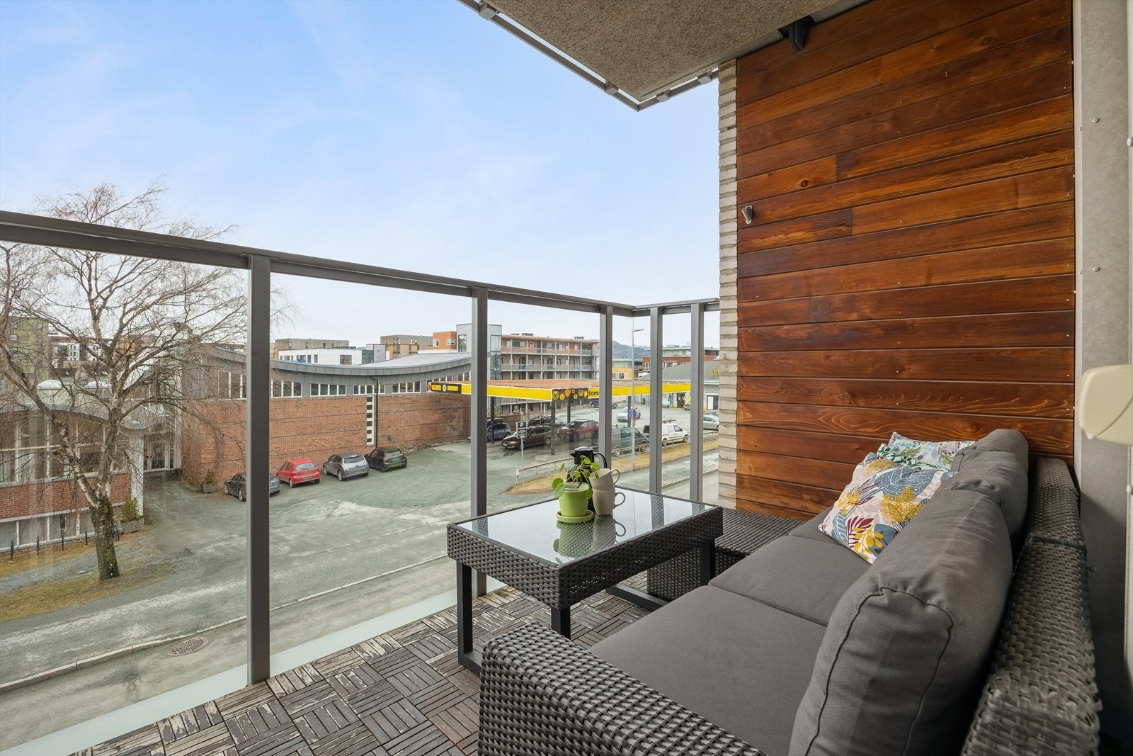 Lun og inntrukket veranda med glassrekkverk. Galleribilde