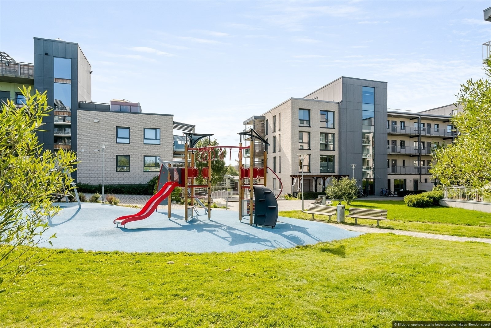 Det er parkmessig standard på uteområdene med både sittegrupper og lekeplass. Galleribilde