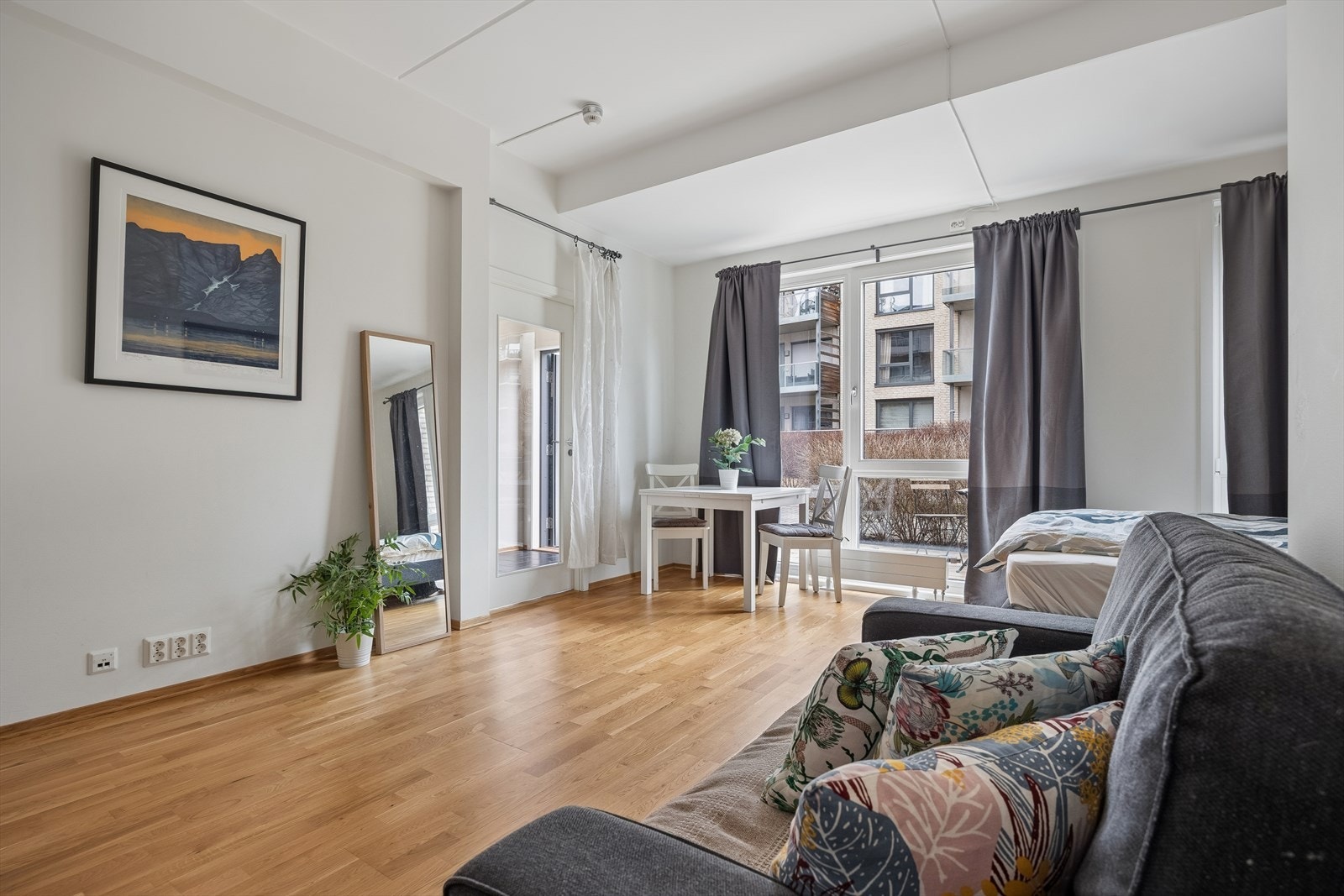 Utleiedelen har svært god takhøyde og oppholdsrom med kjøkken er på 24 m². Galleribilde
