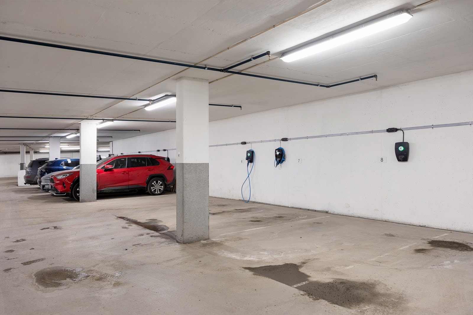 Egen p-plass med elbil-lader følger leiligheten. Tørrskodd adkomst fra leiligheten. Galleribilde