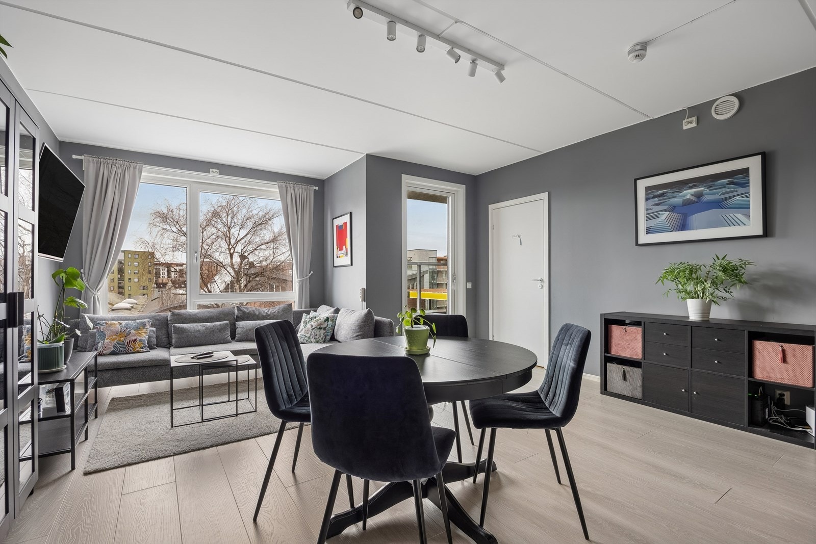 Fra stuen er det utgang til en lun og overbygget veranda med gode solforhold. Galleribilde