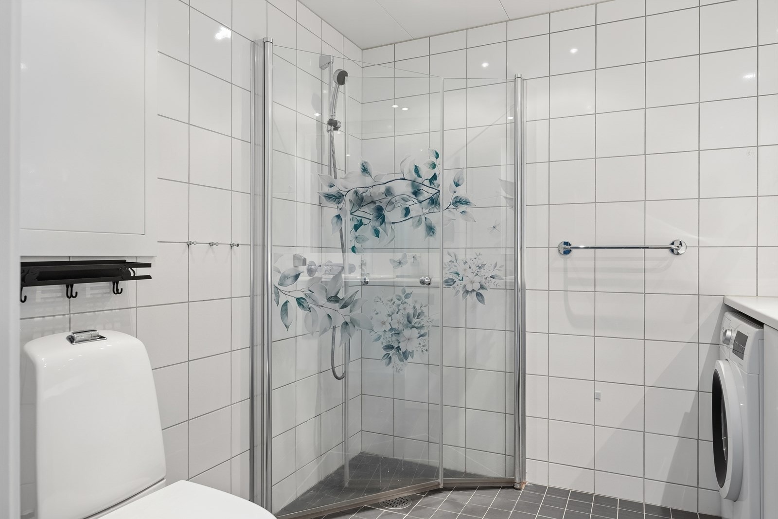 2 fullverdige og helflisede bad. Dette badet tilhører hovedleiligheten. Galleribilde