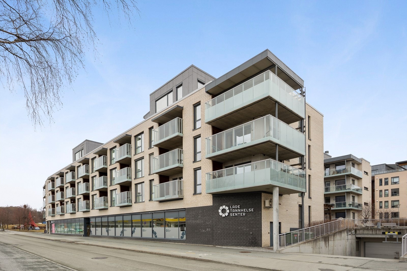 Leiligheten ligger i et pent og moderne bygg fra 2014 med alle fasiliteter, også plass i p-kjeller. Galleribilde