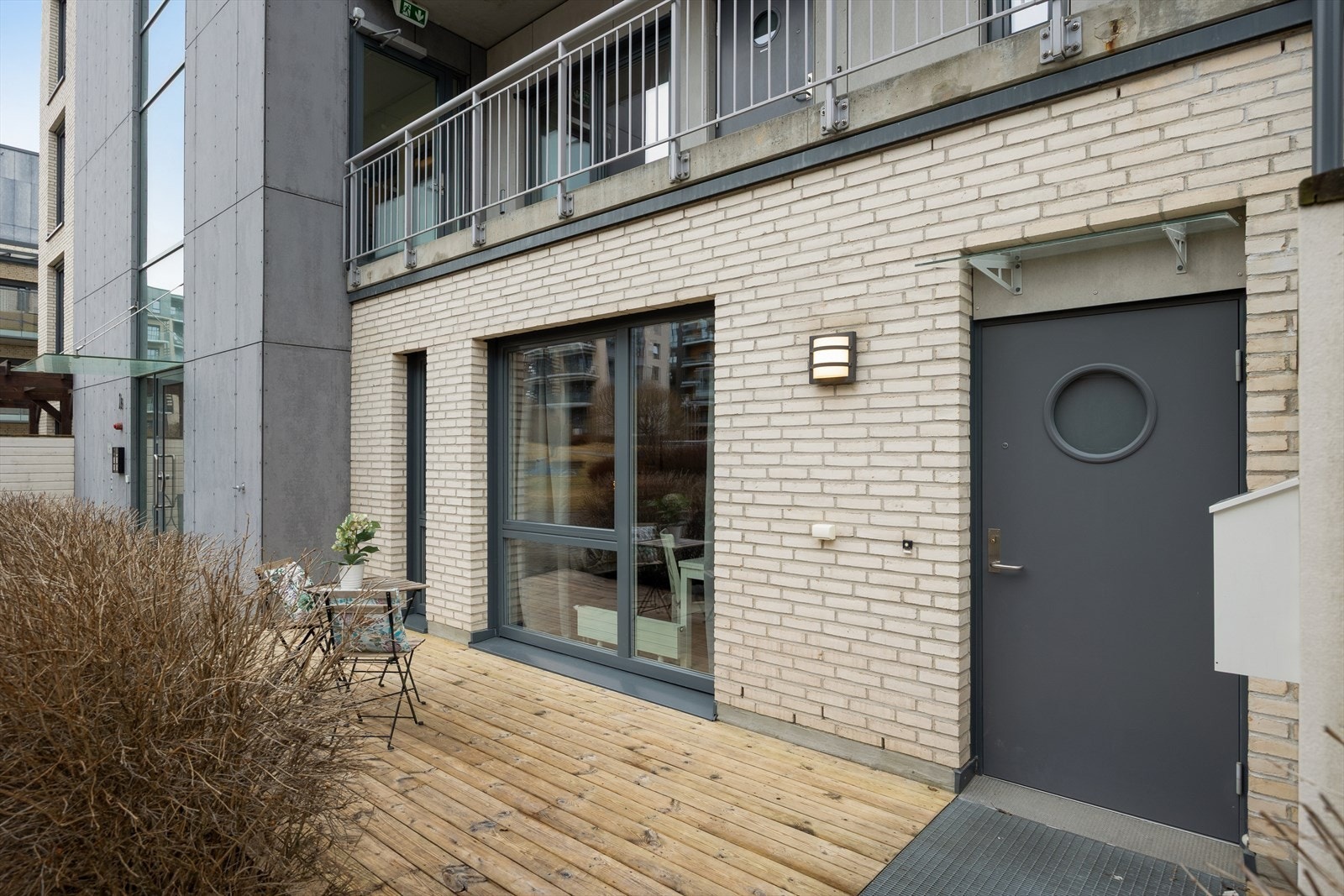 Utleiedelen har egen inngang og egen markterrasse i fremkant. Det er også innvendig trapp som gjør at man kan bruke utleiedelen selv. Galleribilde