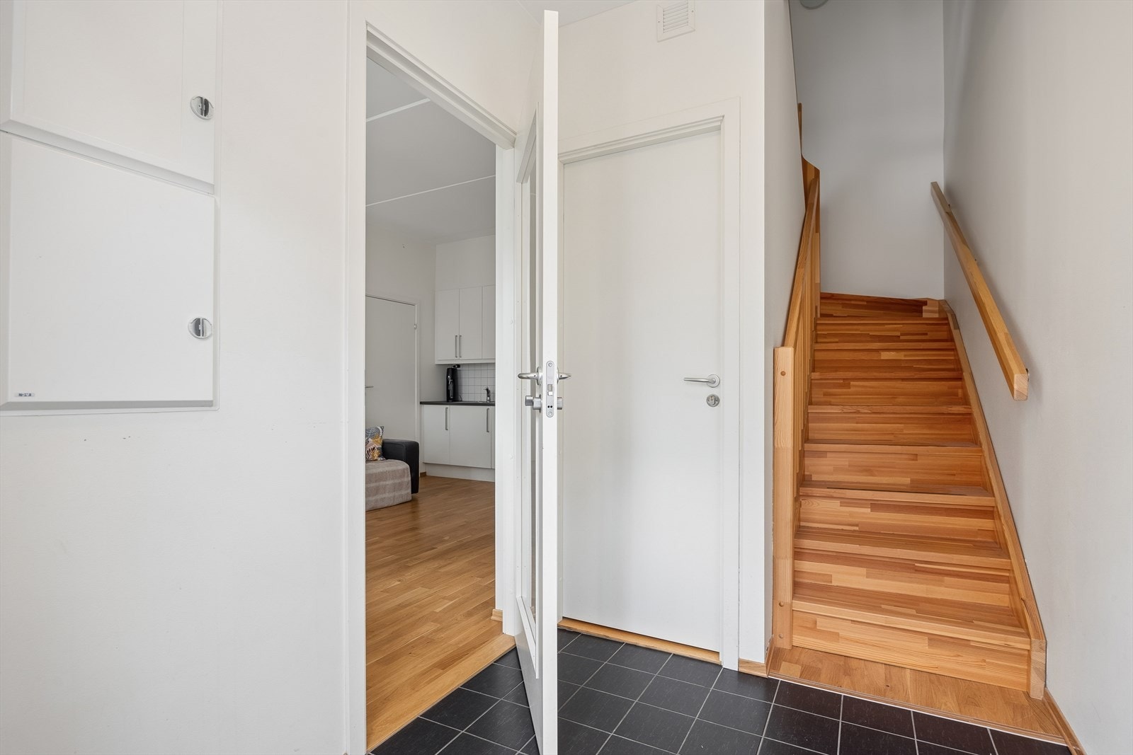 Inngangspartiet fra sokkeletasjen hvor utleiedelen ligger er også flislagt. Her er det også en bod under trappen. Galleribilde