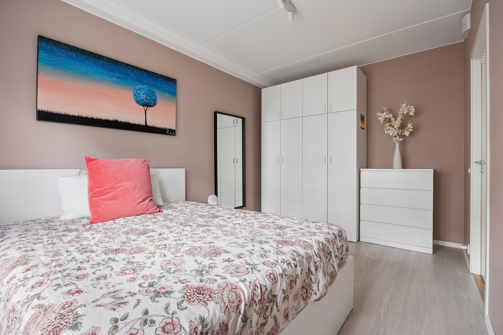 Hovedsoverommet i 2. etasje er på nesten 13 m² og ligger vendt inn mot grøntarealene. Galleribilde