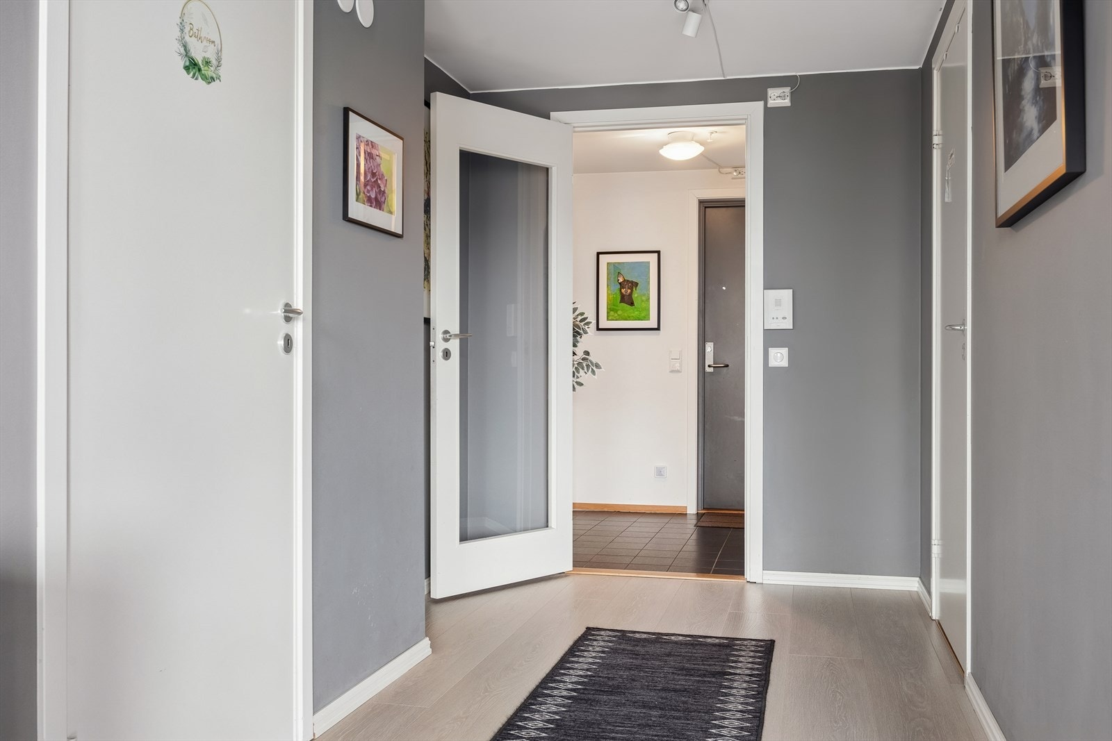Velkommen inn! Her kommer du inn i en stor og flislagt gang med varmekabler i gulvet. Galleribilde