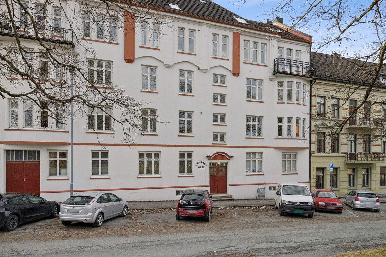 Leiligheten ligger i 3. etasje i en klassisk bygård fra 1913, som en del av Sameiet Snorres gate 11. Velkommen til hyggelig visning! Galleribilde