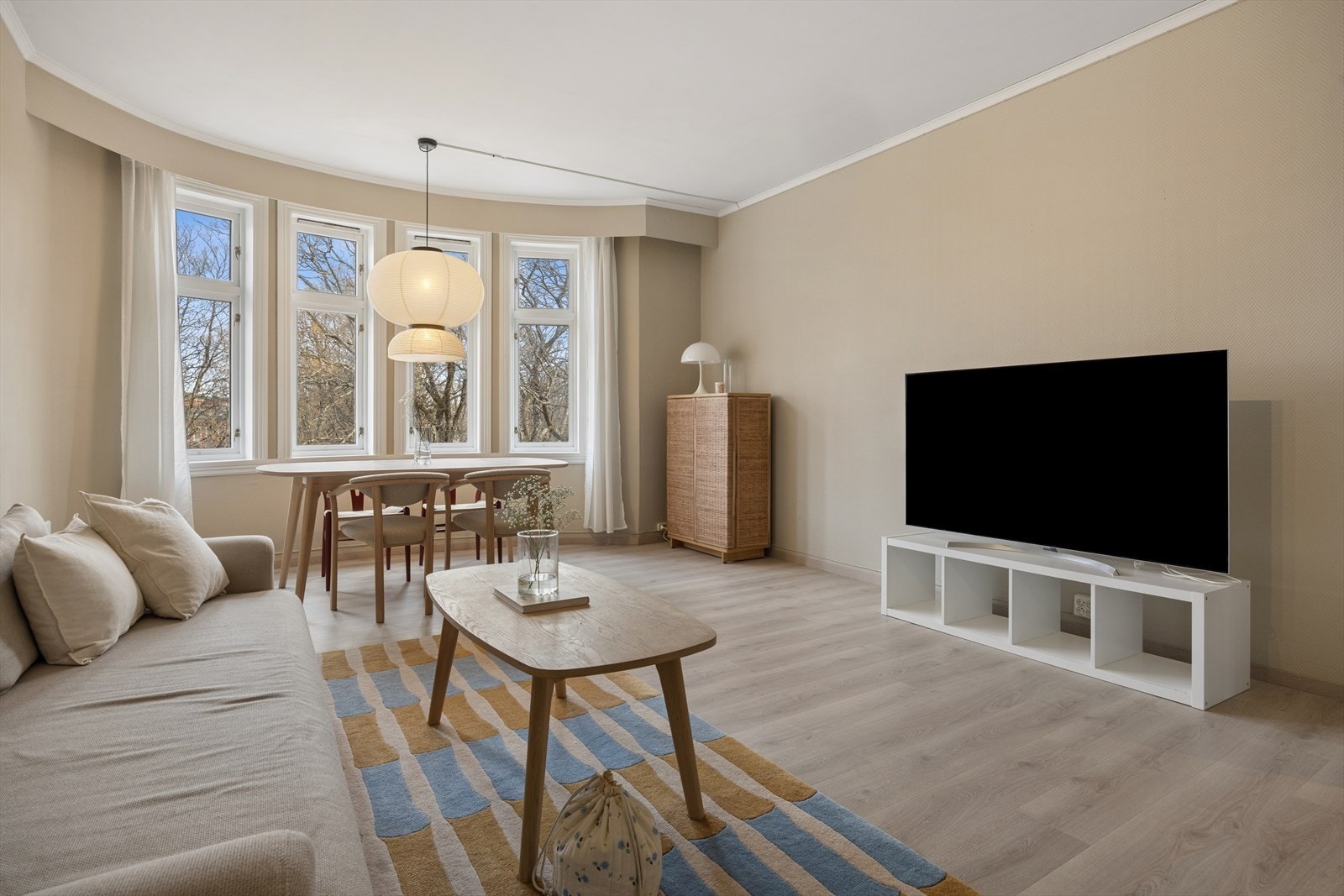 Velkommen til Snorres gate 11! En tiltalende og oppgradert 3-roms selveierleilighet på 82 m² i en klassisk bygård. Galleribilde