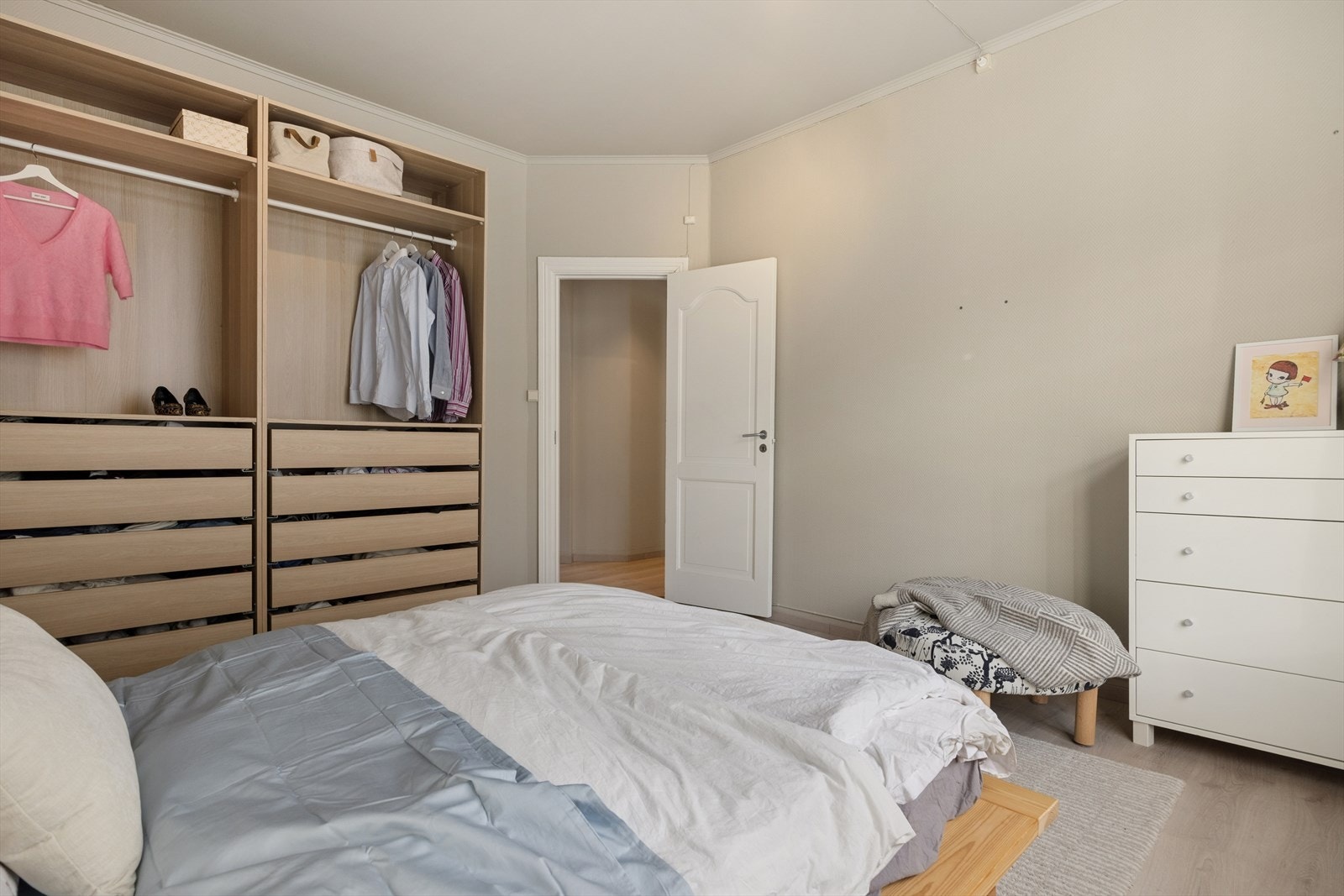 Rommet har god plass til både dobbeltseng og ytterligere møblering. Galleribilde