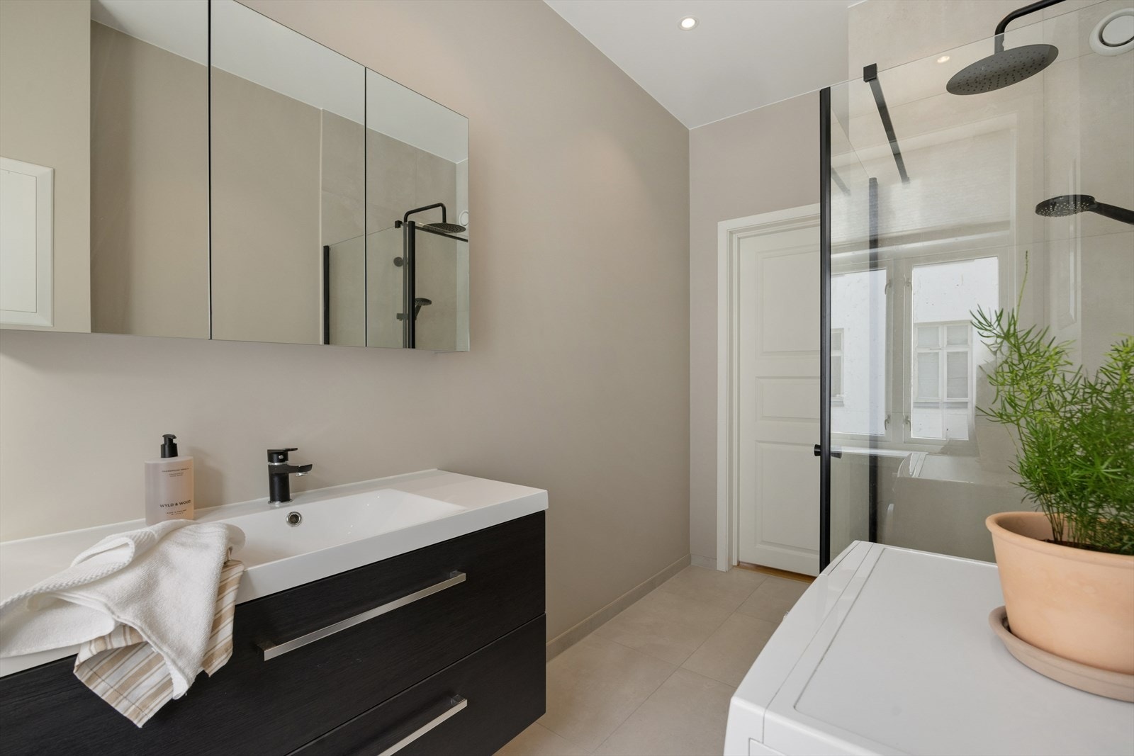 Badet ble oppgradert i 2022 med moderne innredning, vegghengt toalett og opplegg for vaskemaskin. Galleribilde