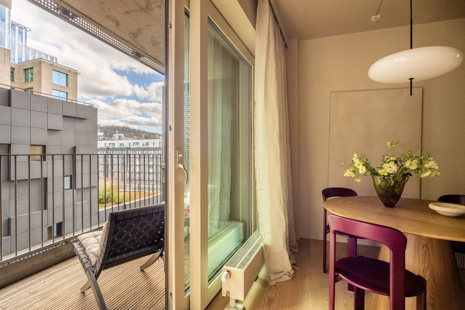 Planløsningen er åpen og godt utnyttet med gode lysforhold. Galleribilde