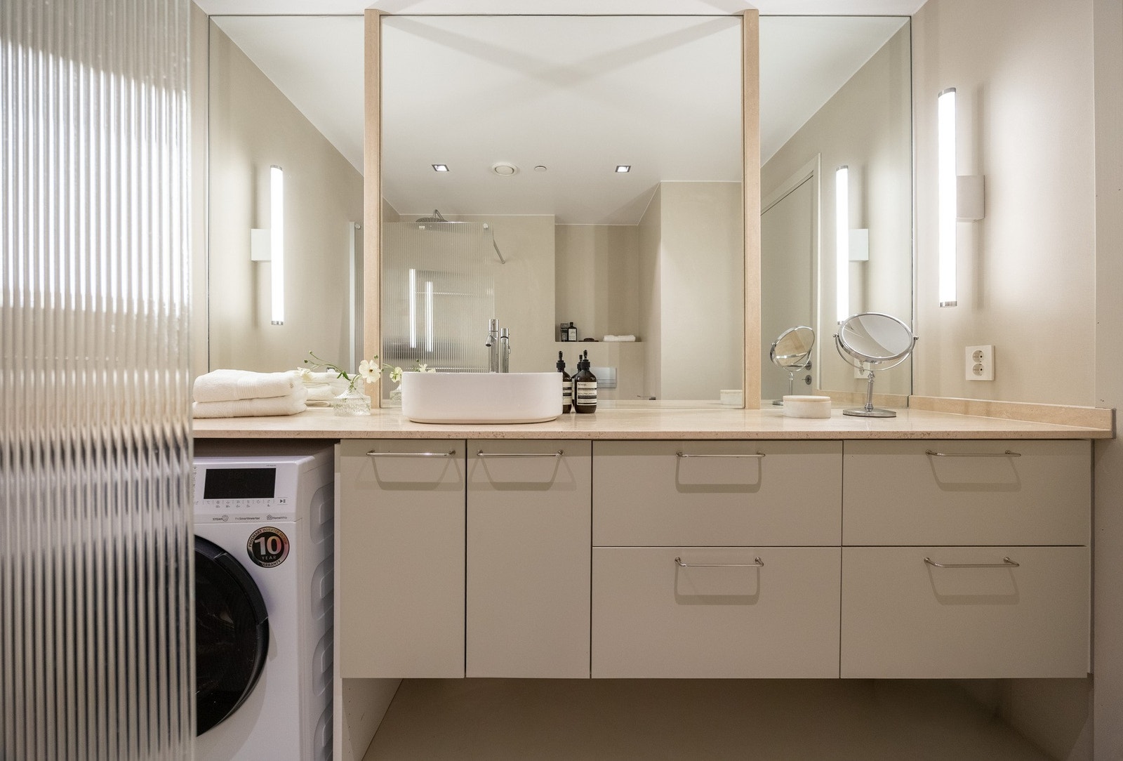 Stor benkeplass samt godt med oppbevaring. Opplegg for vaskemaskin under benk. Galleribilde