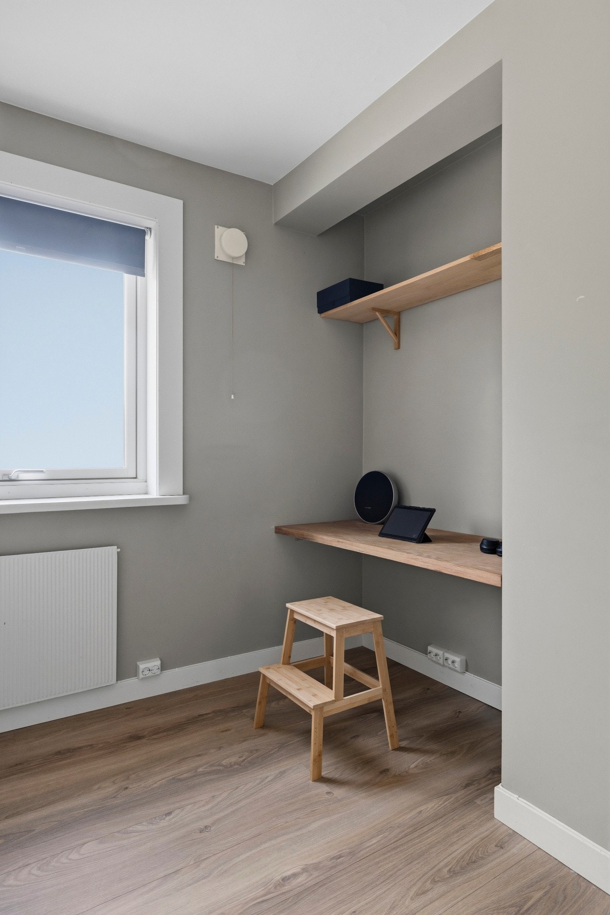 Rommets utforming gir gode muligheter for seng og oppbevaring Galleribilde