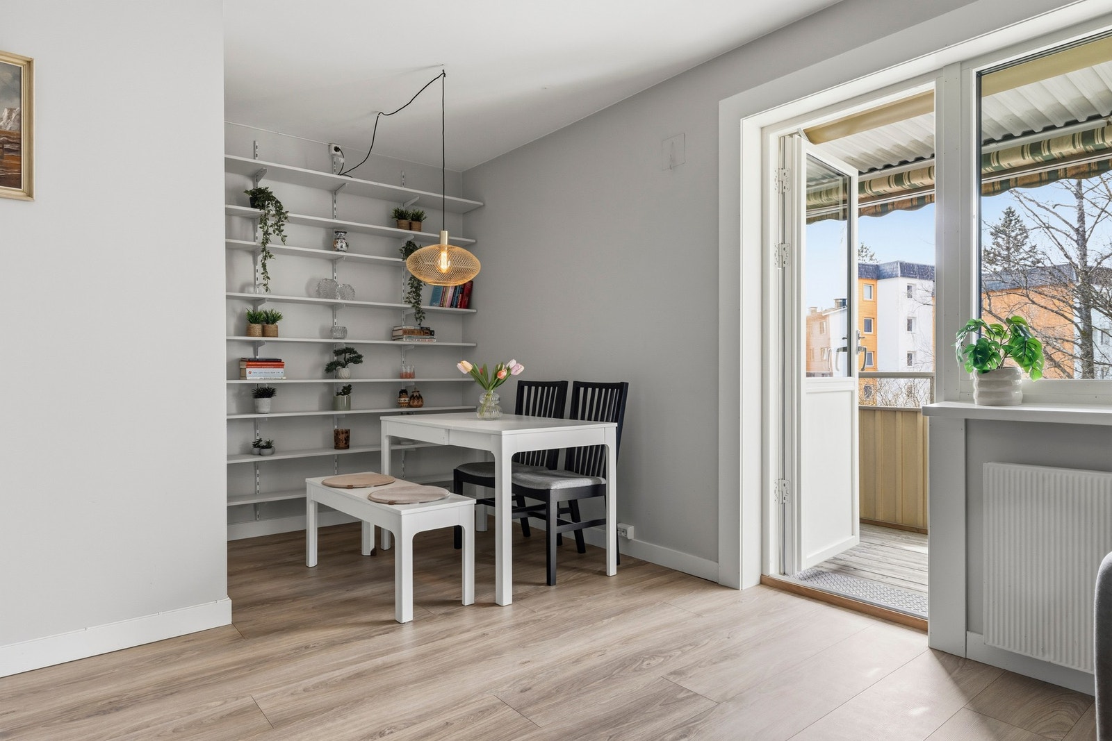 Dette er et praktisk oppholdsrom med plass til både hverdag og gjester Galleribilde