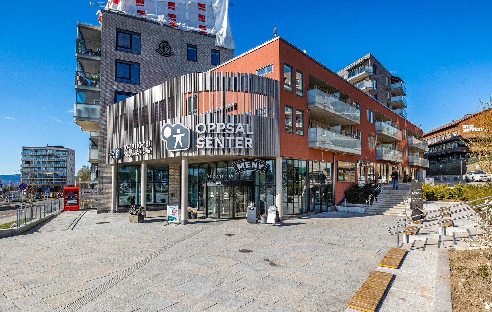 Oppsal senter ble gjenåpnet i 2018 og er et hyggelig nærsenter som også huser frisør, apotek, bakeri og helsetjenester Galleribilde