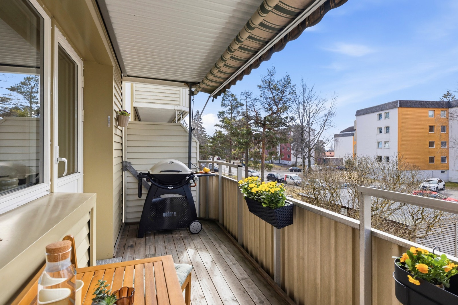 Balkongen er på ca. 6,7 m² og har god plass til sittemøblement og grill Galleribilde