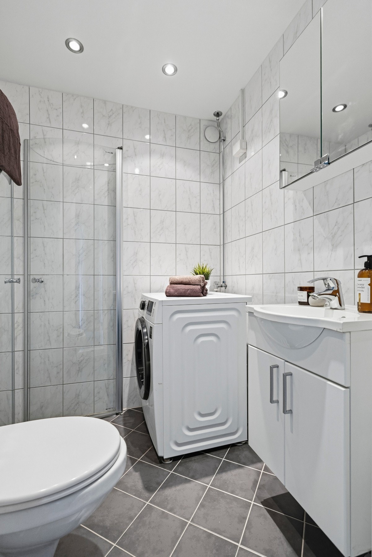 Badet fra 2008 har flislagte gulv og vegger, samt elektriske varmekabler Galleribilde