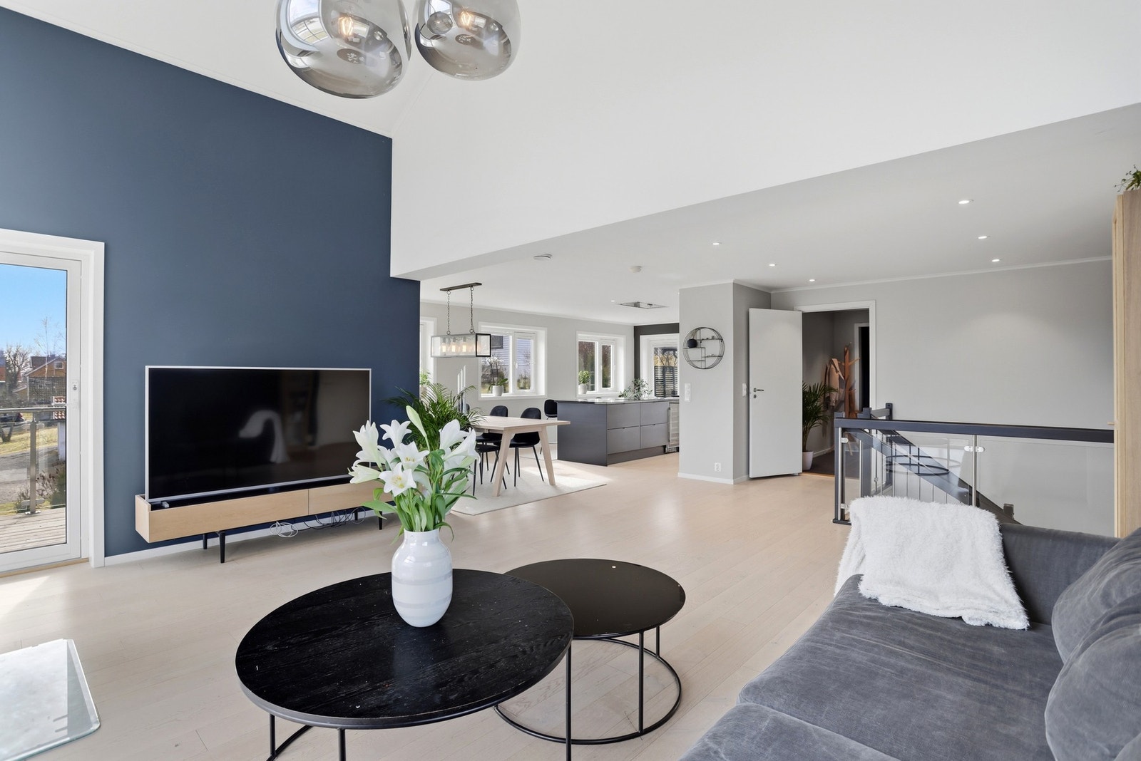 Boligen bærer preg av høy standard med moderne og tidsriktige farger Galleribilde